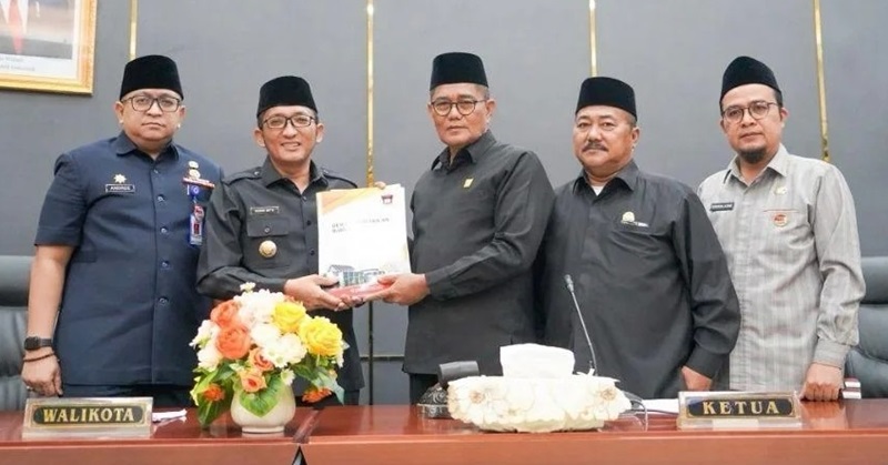 Ketua DPRD Padang Syafrial Kani menyerahkan rekomendasi DPRD terhadap LKPJ Walikota Padang tahun 2023 kepada Walikota Padang Hendri Septa.